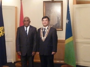 Vietnamese Ambassador Hoang Vinh Thanh (right) and Solomon Islands Governor-General Frank Kabui (Source: Vietnamese embassy in Australia)