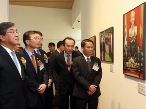 VNA General Director Nguyen Duc Loi and delegates visit a photograph exhibition (Source: VNA)