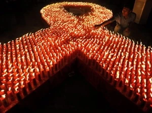 Burning candles to commemorate the World AIDS Day (Source: VNA)