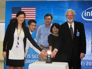 US Ambassador to Vietnam David Shear and Intel leades receive ACE 2012 Award. (Source:VNA)