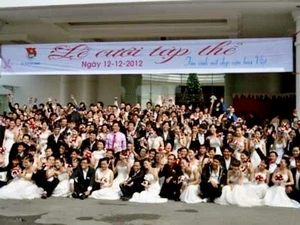 Couples take photos at the wedding. (Source: Infonet)