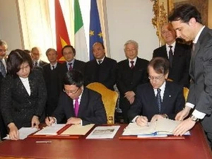 Party General Secretary Nguyen Phu Trong witnesses the signing of the Vietnam-Italy Joint Statement (Source: VNA)