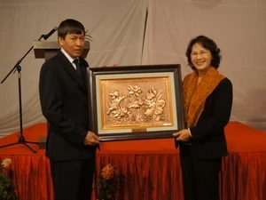 NA Vice Chairwoman presents gift to the Vietnamese Embassy in India (Source: Vietnamplus)