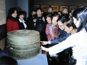 Visitors contemplates the Canh Thinh Bronze Drum (Source: VNA)