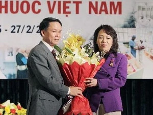 VNA General Director Nguyen Duc Loi congratulates Health Minister Nguyen Thi Kim Tien (Source: VNA)
