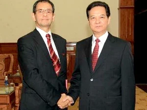 PM Nguyen Tan Dung meets Dutch Ambassador Joop Scheffers. Photo: VNA