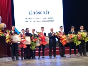 Award presenting ceremony. Photo: VNA