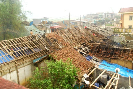 The hailstorm injured dozens of people while damaging tens of thousands of houses (Source: danviet.vn)