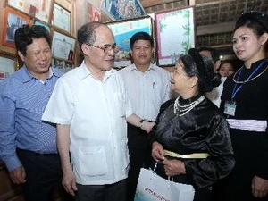 NA Chairman presents gifts to families who served in the past revolutions in Tan Trao. Photo: VNA