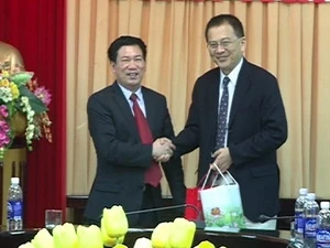 Nghe An People's Committee Chairman Ho Duc Pho presents gift to JICA chief representative Motonori Tsuno. Photo: VNA