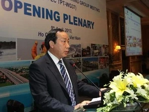 Deputy Minister of Transport Nguyen Hong Truong addresses the meeting. Photo: VNA 