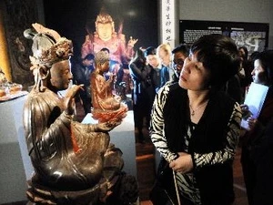 Viewers at the Exhibition of the history of Buddhism in Vietnam. Photo: VNA