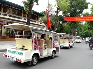 Tourists visit the capital Hanoi by electric cars (Source: VNA)