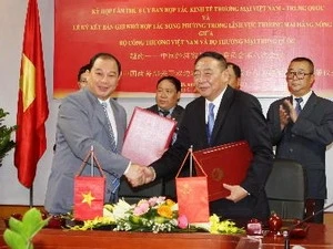 Representatives of Vietnam’s Ministry of Industry and Trade and China’s Ministry of Commerce signed the memorandum of understanding (Source: VNA)