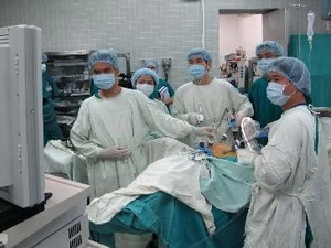 Doctors operate a surgery at Cho Ray Hospital. Photo: VNA