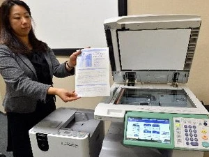 Toshiba's staff introduces about the "Loops" photocopy machine in Tokyo. Photo: AFP/VNA