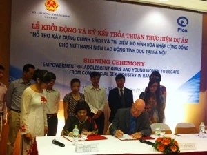 At the signing ceremony. Photo: VNA