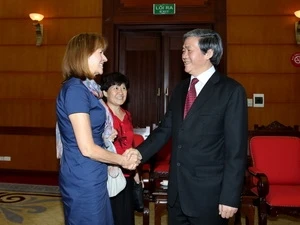 Politburo member and Secretary of the CPV Central Committee Dinh The Huynh meets Edelgal Bulmahn, member of the German Parliament’s Committee on Foreign Affairs (Photo: VNA)