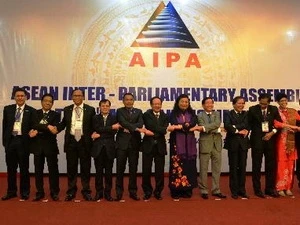 Delegates pose for souvernir photo. Photo: VNA