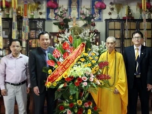 Vice Chairman of the Vietnam Fatherland Front Central Committee Nguyen Lam extends his greetings to Most Venerable Thich Pho Tue, Patriarch of the Vietnam Buddhist Sangha’s Patronage Council (Source: VNA)
