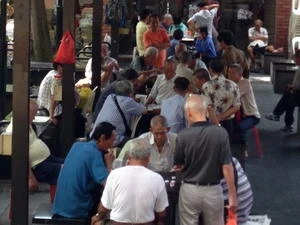 Chess clubs attract a number of Singaprean elderly (Source: VNA)