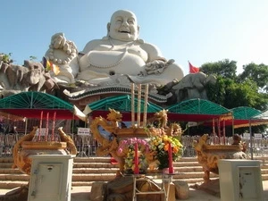 Largest Maitreya Buddha statue seated on the mountain peak in Asia (Photo: VNA)