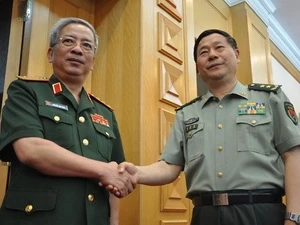 Deputy Defence Minister Nguyen Chi Vinh and Deputy Chief of General Staff of the Chinese People’s Liberation Army Qi Jianguo before the dialogue (Source: VNA)