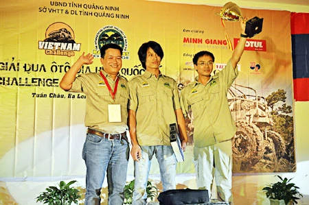 Racers Vu Do Hieu (first right) and Ngo Anh Tam (centre) celebrate after winning the Vietnam Rainforest Challenge. Photo: VNA
