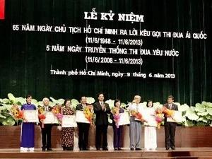 PM Nguyen Tan Dung presents emulation flag 2012 to HCM City and the “For Emulation and Reward cause” insignias to municipal leaders. (Source: VNA)