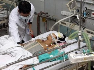 A patient receiving treatment at the Bach Mai hospital (Source: VNA)