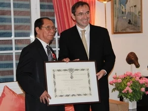 France honours former Vietnamese ambassador 