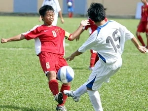 A footballer of the Vietnamese team (red)