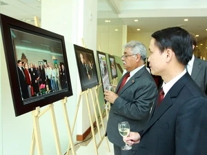 Venezuelan Ambassador to Vietnam Jorge Rondon Uzcategui and VNA General Director Nguyen Duc Loi at the photo exhibition (Photo: VNA)