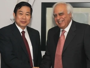 Vietnamese Minister of Information and Communications Nguyen Bac Son (left) and Indian Minister of Communications and IT Kapil Sibal. (Source: VNA)