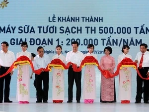 Vietnamese and Lao PMs cut the ribbon at the inauguration ceremony (Photo: Duc Tam)