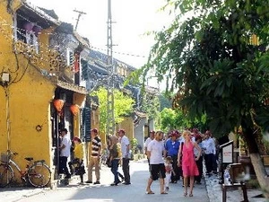 International tourists visit Hoi An ancient town - a UNESCO heritage in the central province of Quang Nam (Photo: VNA) 
