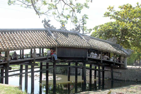 The Thanh Toan tile-roofed bridge spans a canal in Hue's Thanh Thuy Chanh Village. Photo courtesy: Phuoc Buu