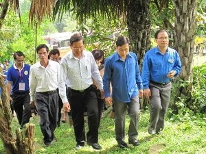the two countries' youths visit Lao special historical relic in Tuyen Quang province. Photo: VNA