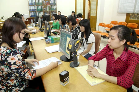 Staff at the Hai Phong Taxation Department process tax policies for customers. Photo: VNA