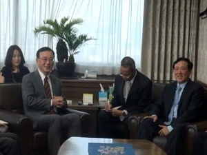 A delegation People’s Supreme Procuracy of Vietnam led by its head Nguyen Hoa Binh visits Japanese Minister off Justice Tanigaki Sadakazu. Phôt: VNA