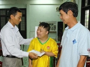 VNA presents gifts to Agent Orange/dioxin victims (Photo: VNA)