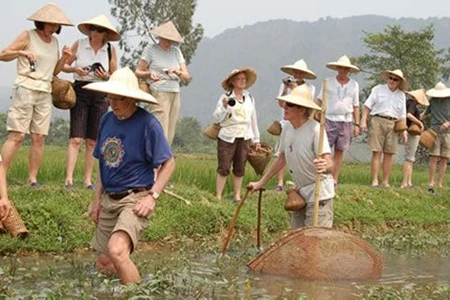 Tourists enjoy outdoor activities during their homestay tour in Van Long District in Ninh Binh Province (Source: VNA)