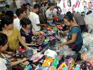 Visitors at the 13th Thai Product Exhibition that opened in Hanoi on August 15 (Source: VNA)