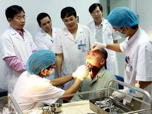 Treatment is given to a cancer patient. Photo: VNA