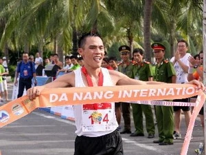 Le Van Tuan win the first prize for men ( Photo: VNA)