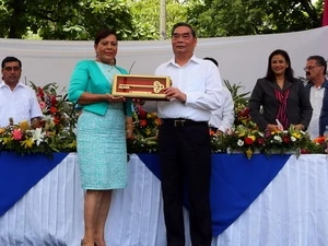 The Mayor of Managua capital city presented Le Hong Anh the symbolic key (Source: VNA)