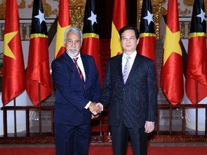 Prime Minister Nguyen Tan Dung (R) welcomes Timor Leste counterpart Kay Rala Xanana Gusmão. Photo: VNA
