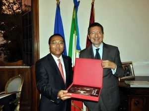 Mayor of Rome Ignazio Marino and Ambassador Nguyen Hoang Long (Source: VNA)