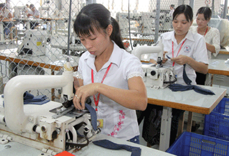Workers of Vietnam International Fashion Co Ltd in Trang Due industrial zone make shoes for exports. The industrial zone will also welcome South Korea LG Electronics (Source: VNA)