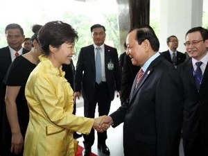 Secretary of the municipal Party Committee Le Thanh Hai (R) receives RoK President Park Geun-hye. Photo: VNA
